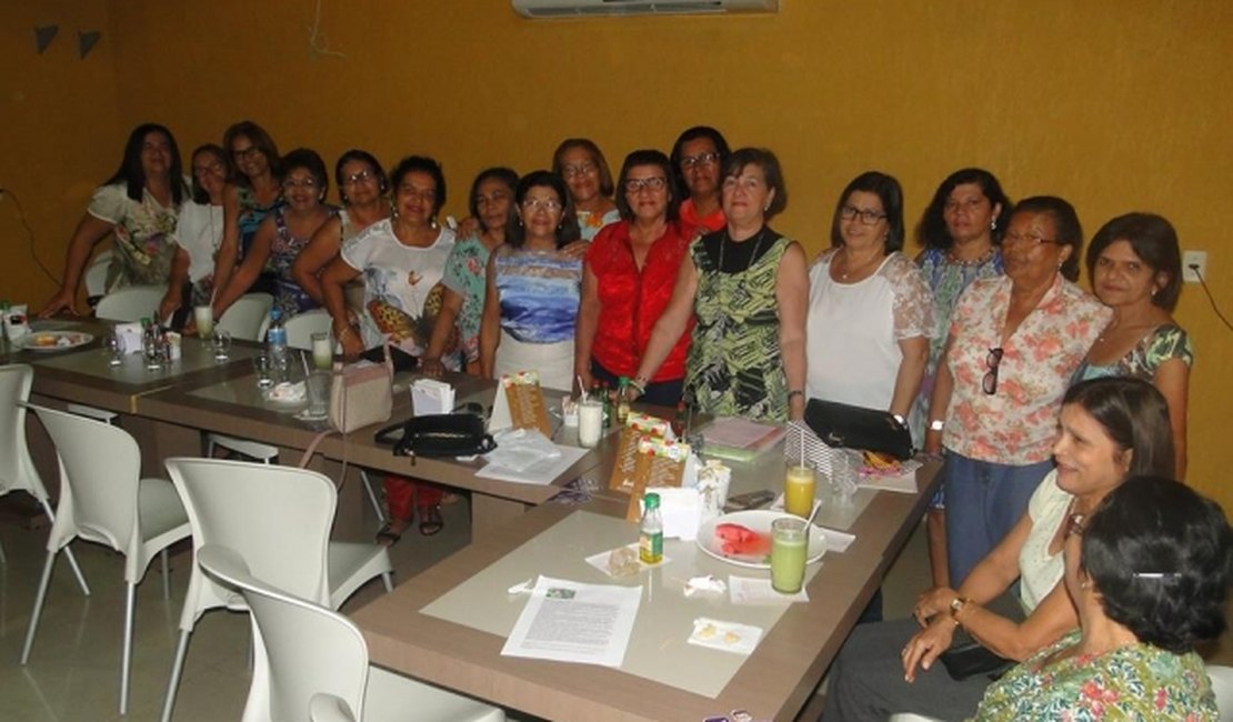 Professoras realizam encontros para lembrar dos velhos tempos de sala de aula