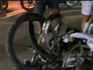 Colisão entre carro e moto deixa jovens feridos na AL-101 Norte em Maragogi
