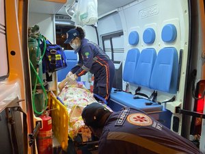 Ação conjunta resgata idosa de 101 anos abandonada em residência na Jatiúca