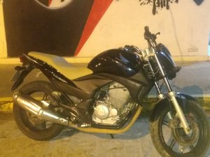Moto abandonada em posto de combustível de Arapiraca tem registro de roubo 