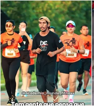 Homem embriagado e de chinelos viraliza ao completar corrida de 8km