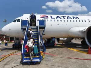 Menino de 9 anos entra escondido em avião e viaja só de Manaus até SP