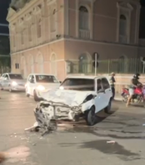 Dois carros colidem próximo à Praça Deodoro no Centro de Maceió