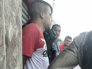 Homem com problemas mentais é detido após correr sobre o telhado de residências