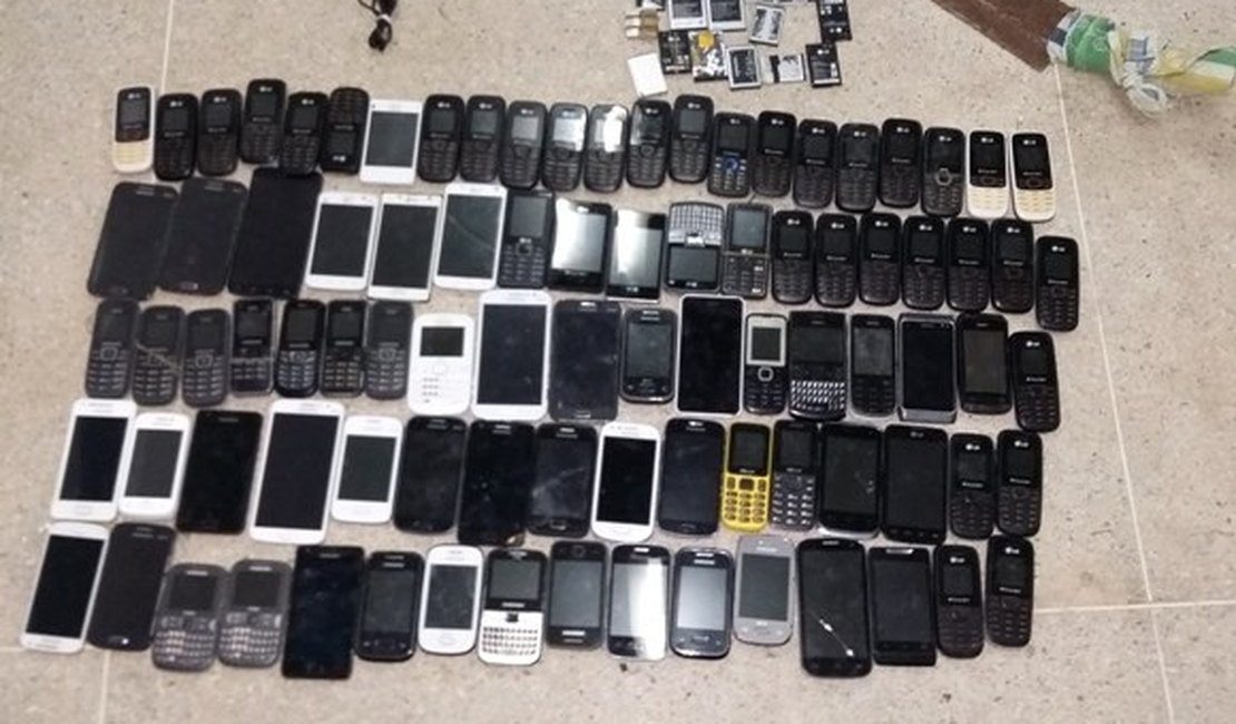 Noventa celulares foram encontrados no Baldomero Cavalcanti