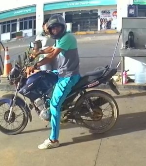 [Vídeo] Motociclista abastece moto e assalta frentistas em Arapiraca