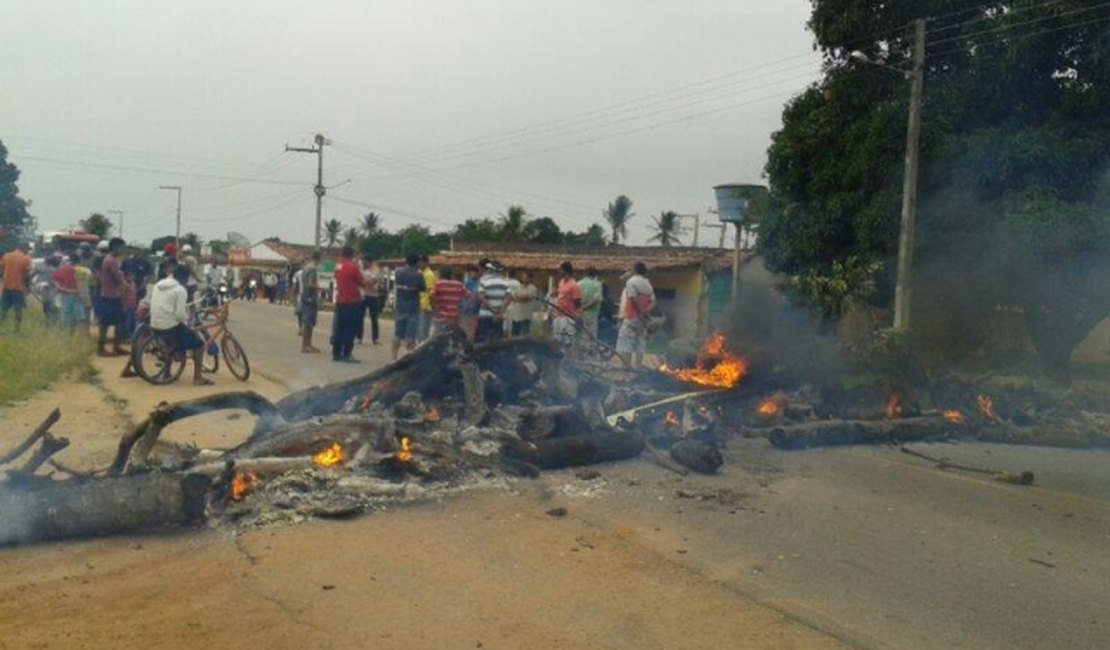 Moradores do Bálsamo fecham AL 110 reivindicando lombadas