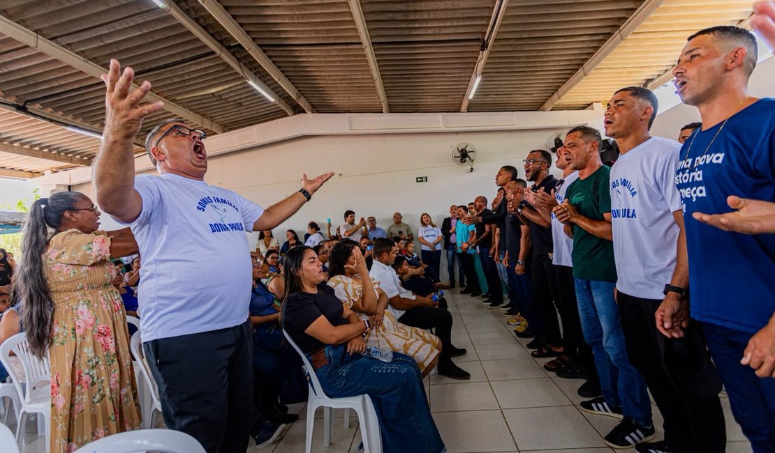 Coral de 60 vozes emociona público no aniversário da Comunidade Dona Paula