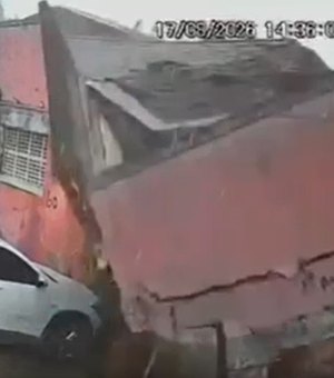 Muro desaba sobre carros no Centro de Rio Largo e deixa danos materiais