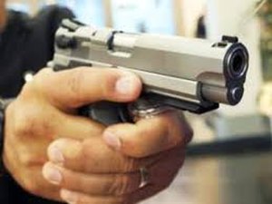 Criminosos atiram contra vítima e tentam ‘terminar o serviço’ em unidade de saúde