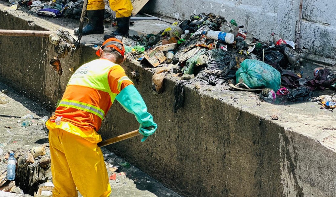 Prefeitura de Maceió intensifica limpeza de canais antes do período chuvoso