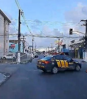 Carro colide, derruba semáforo e deixa três feridos na Jatiúca