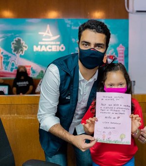 Prefeito de Maceió, JHC, recebe crianças e reafirma compromisso com a infância