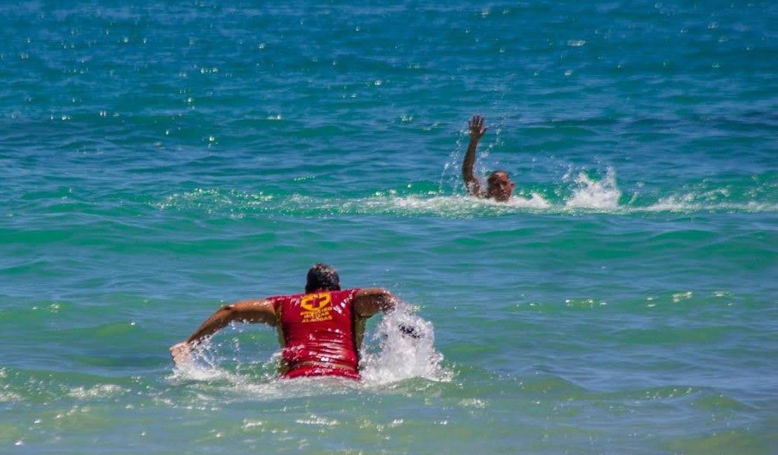 Pai e filho são resgatados de afogamento na Praia do Francês, em Marechal Deodoro