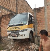 Micro-ônibus invade muro de lava jato em Matriz de Camaragibe