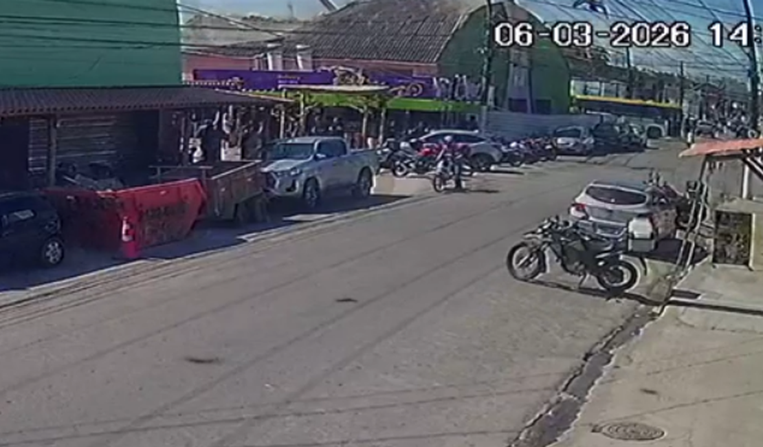 [Vídeo] Câmera registra momento em que teto do Mercado de Jaraguá desaba em Maceió