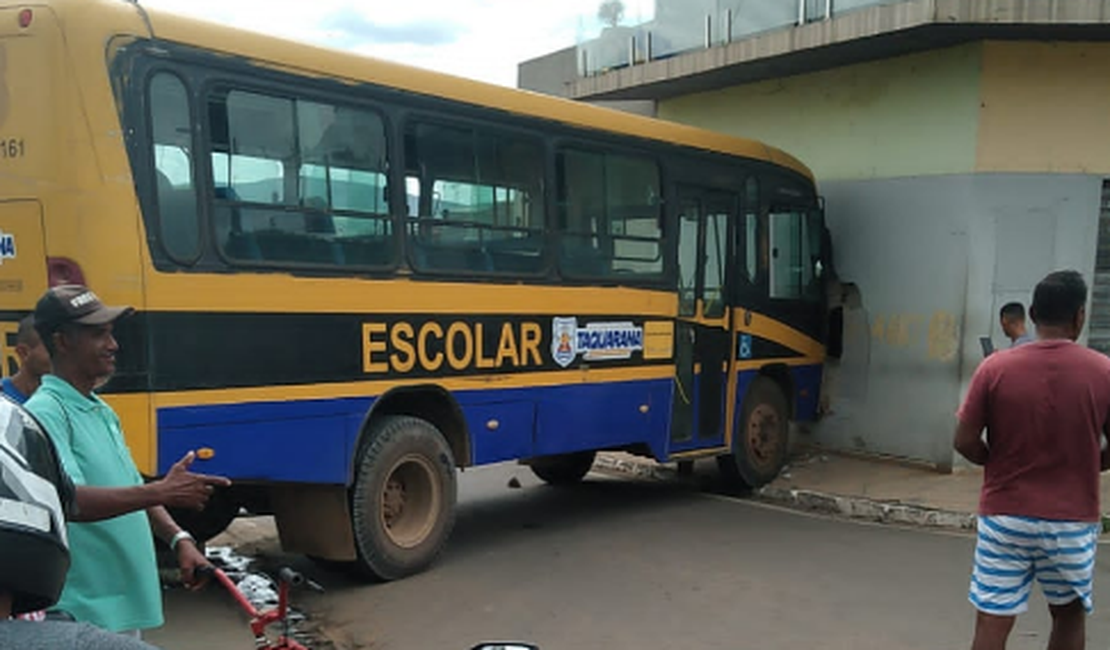 Ônibus escolar da prefeitura de Taquarana bate em poste e colide em prédio