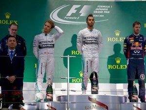 Hamilton vence no Japão em corrida encerrada por acidente