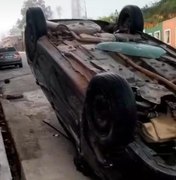 Carro colide e capota em ladeira no Centro do município de Porto Calvo