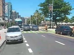 Óleo na pista provoca colisão entre carro e moto na Pajuçara