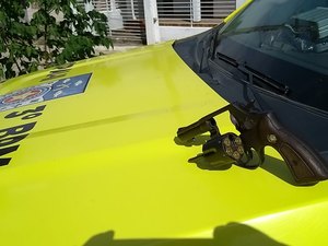 Homem é preso na varanda de casa com arma de fogo na cintura