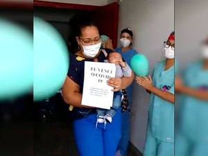 Bebê recebe alta após passar 25 dias internado com Covid-19: ‘Um milagre’, diz mãe
