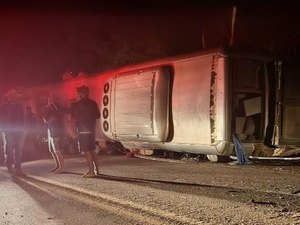 Ônibus com mais de 30 passageiros se envolve em grave acidente e deixa mortos na BR-423, em Pernambuco