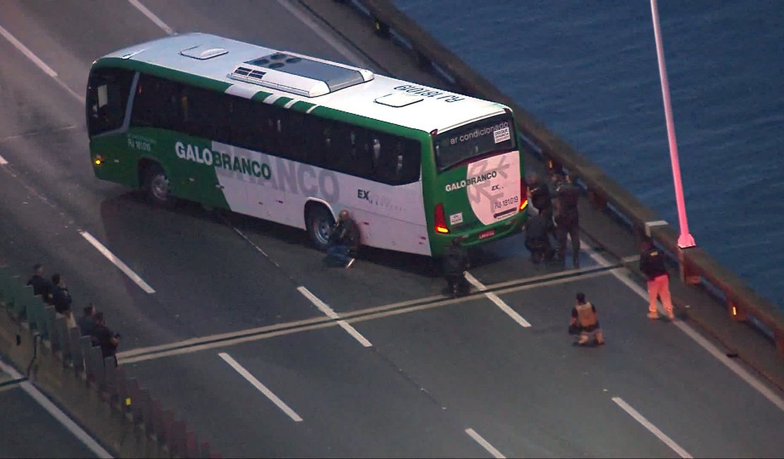 Homem armado faz reféns em ônibus na Ponte Rio-Niterói