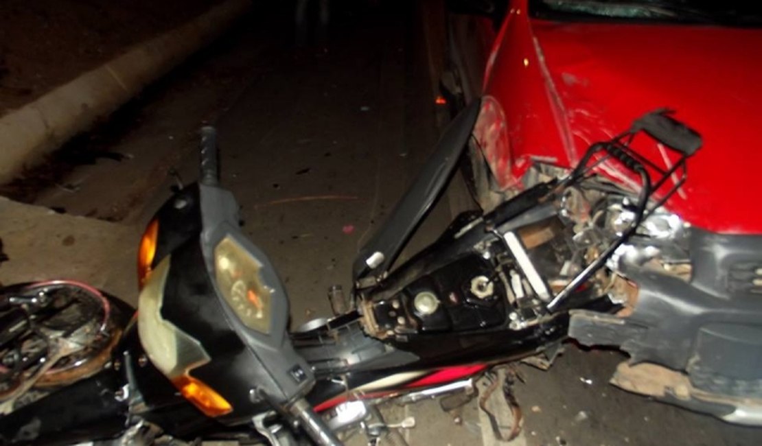 Veículo em alta velocidade colide na traseira de duas cinquetinhas e deixa um morto