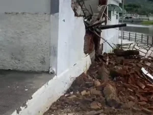 Telhado de oficina desaba após chuvas em Palmeira dos Índios