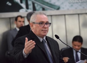 Pastor João Luiz volta a cobrar análise de matérias pelas Comissões