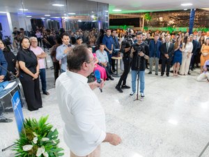 Prefeito de Arapiraca, Luciano Barbosa, prestigia inauguração de hospital no município