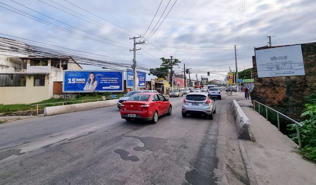 Prefeitura executa obras de esgotamento sanitário na Avenida Gustavo Paiva nesta terça-feira (05)