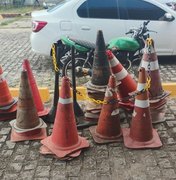 Materiais utilizados para guardar vagas irregulares são recolhidos por agentes do DMTT