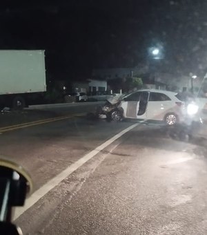 Colisão entre carro e caminhão deixa veículo destruído no município de Maribondo