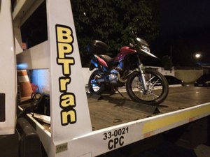 Motocicleta roubada é recuperada pela polícia no Feitosa, em Maceió