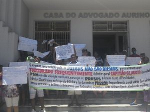 Familiares de presos protestaram em Maceió