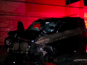 Carro atinge motocicletas e derruba poste na AL-101 Norte, em Paripueira