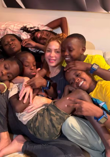 Shakira homenageia crianças do Ghetto Kids: 'Amo vocês como se fossem meus filhos'