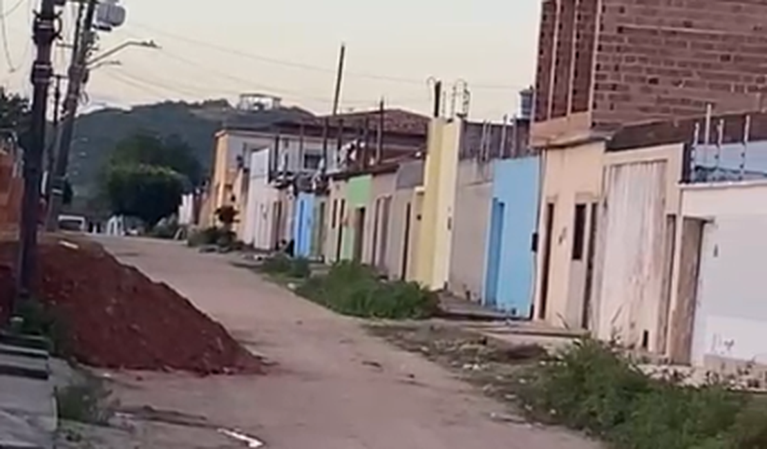 Moradores cobram calçamento de rua no bairro Bom Sucesso, em Arapiraca