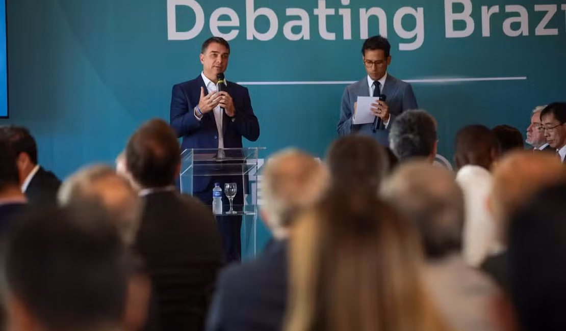 Flávio repete discurso do pai sobre urnas para representantes de 40 países
