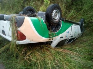 Motorista perde controle e capota com caminhonete da Prefeitura de Flexeiras