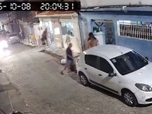 Vídeo flagra momento em que jovem é baleado e tenta fugir de atirador no Jacintinho