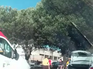 Colisão entre táxi e moto deixa um ferido na Durval de Góes Monteiro