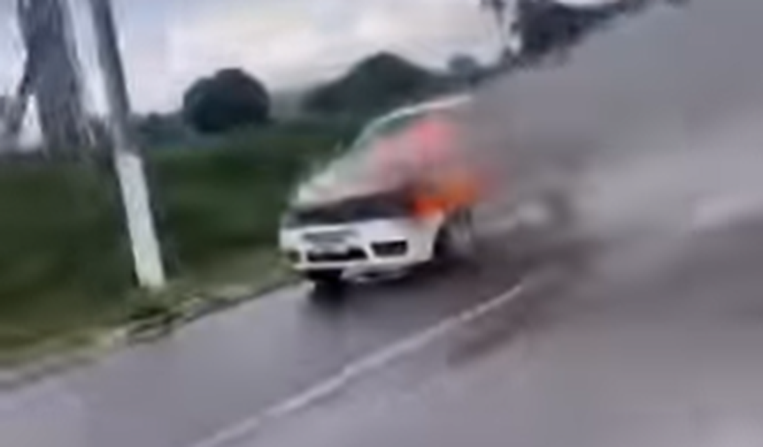 Carro de passeio pega fogo e assusta populares na AL-220, em Arapiraca