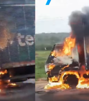 Caminhão-baú pega fogo na rodovia AL-115, em Igaci