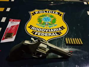 Motorista afirma ter porte de arma, mas não prova e é preso pela PRF em São Sebastião