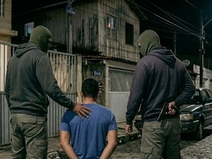 Criminosos encapuzados obrigam foragido de SP a se entregar em AL ameaçando o filho dele