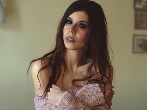 Modelo que ficou cega após tatuar os olhos processa tatuador 