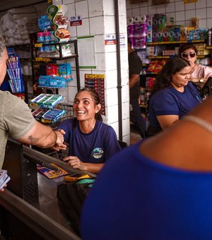 Durante caminhada no Jacintinho, Rafael Brito destaca impacto econômico do Escola 10 e Pé-de-Meia no comércio local